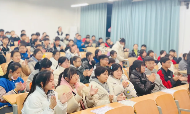 奮進(jìn)正當(dāng)時(shí)，砥礪再揚(yáng)帆——記英語詞匯晉階彈性測評(píng)管理期中表彰大會(huì)