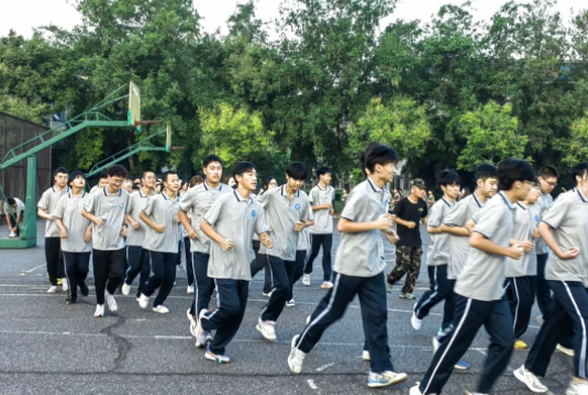 以夢(mèng)為馬，整裝待發(fā)，軍訓(xùn)首日，自律養(yǎng)成 | 洛陽(yáng)復(fù)興學(xué)校
