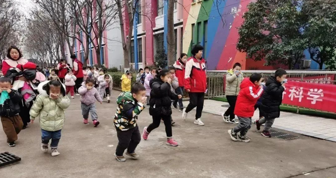 【消防演練，安全“童”行 】復(fù)興幼兒園消防疏散演練活動